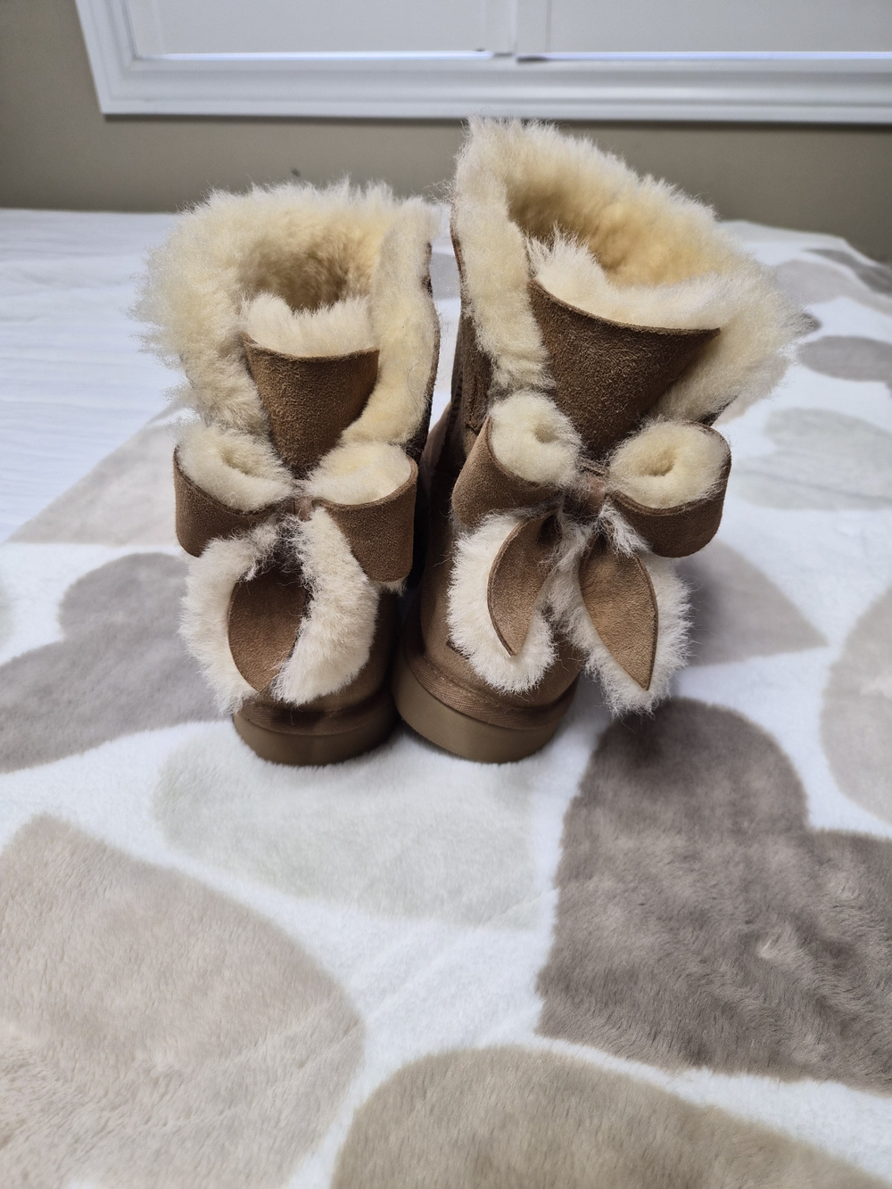 UGg Shearling Bow-Back Ankle Boots in Chestnut NEVER WORN